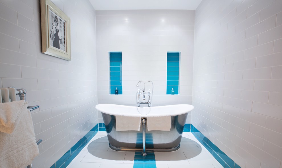Eklektisk inredning av ett badrum, med ett fristående badkar