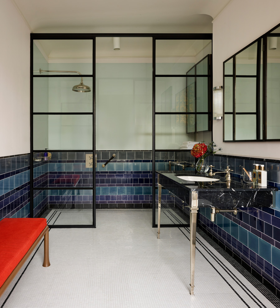 Diseño de cuarto de baño ecléctico pequeño con puertas de armario negras, ducha abierta, suelo con mosaicos de baldosas, aseo y ducha y encimera de mármol