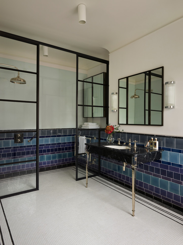 На фото: ванная комната среднего размера в стиле фьюжн с открытым душем, полом из мозаичной плитки, душевой кабиной, подвесной раковиной и мраморной столешницей