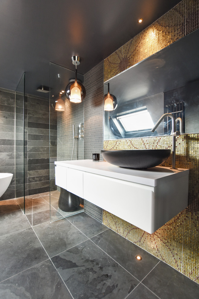 Идея дизайна: главная ванная комната в современном стиле с плоскими фасадами, белыми фасадами, душем без бортиков, плиткой мозаикой, настольной раковиной, серым полом и белой столешницей