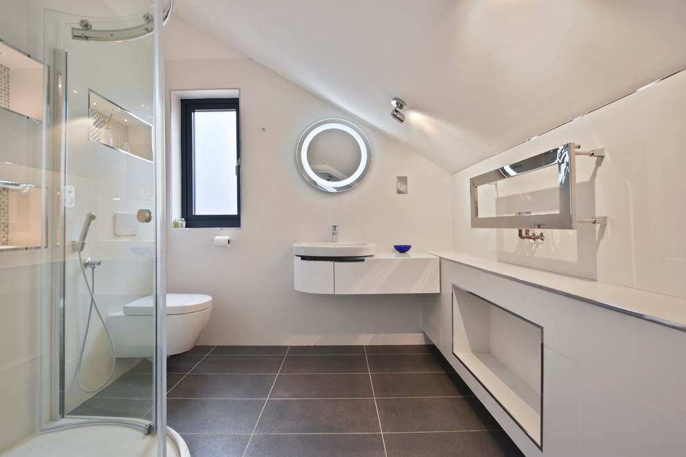 Свежая идея для дизайна: большая детская ванная комната в современном стиле с отдельно стоящей ванной и настольной раковиной - отличное фото интерьера
