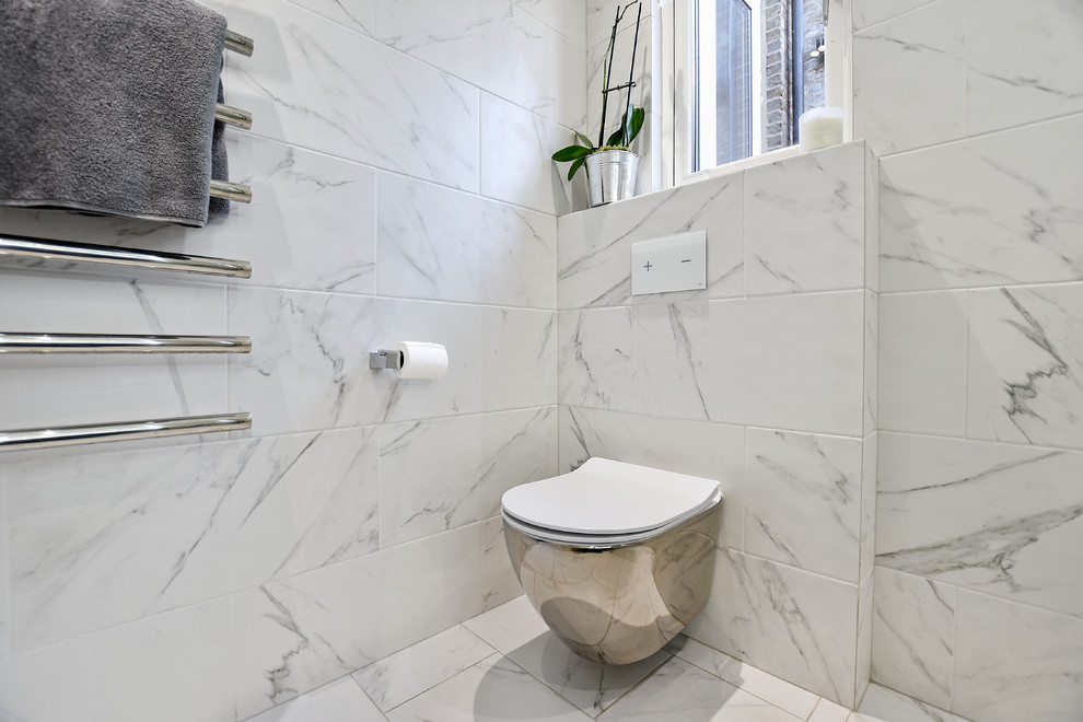Foto di una stanza da bagno design di medie dimensioni con doccia aperta, WC sospeso, pareti bianche, lavabo sospeso, pavimento bianco, doccia aperta e piastrelle bianche