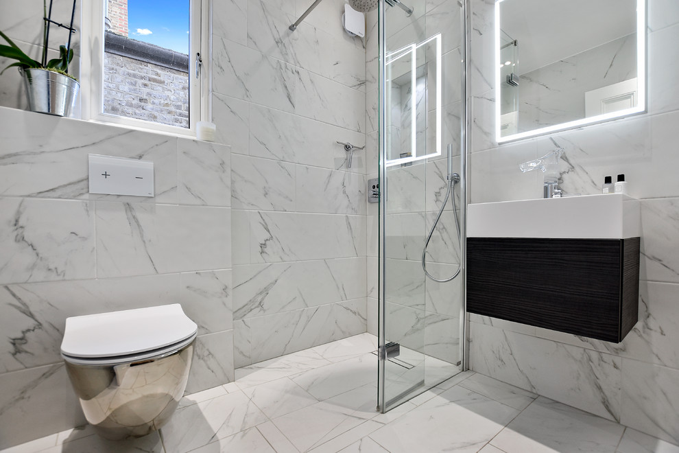 Idee per una stanza da bagno design di medie dimensioni con WC sospeso, pareti bianche, lavabo sospeso, pavimento bianco, piastrelle bianche, doccia aperta e doccia aperta