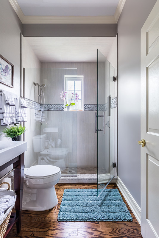 На фото: ванная комната в современном стиле с темным паркетным полом и душем с распашными дверями