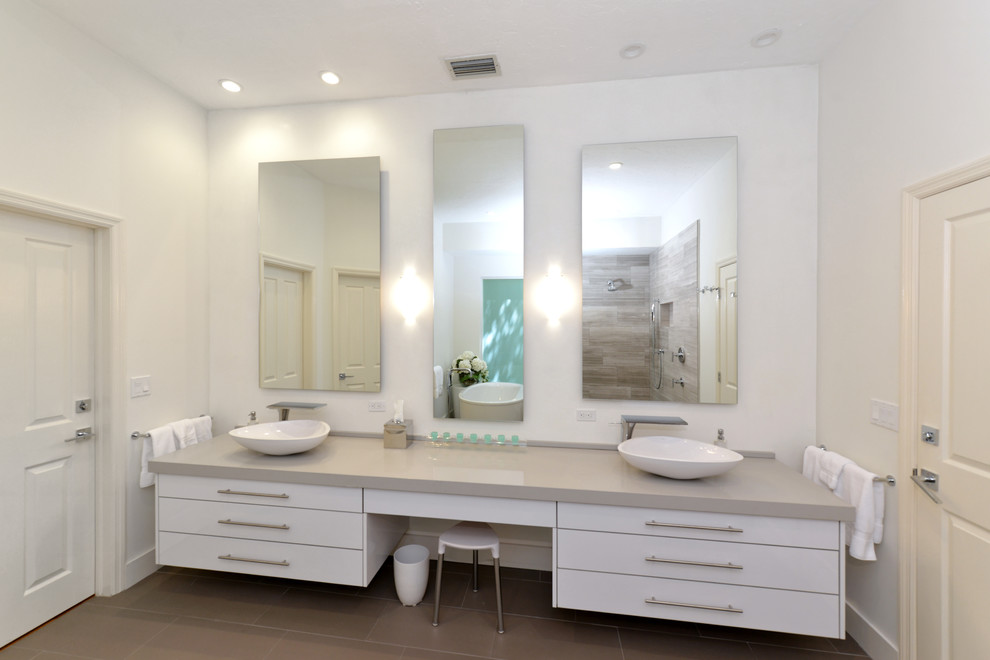 Exempel på ett stort modernt en-suite badrum, med släta luckor, vita skåp, ett fristående badkar, en öppen dusch, vita väggar, ett fristående handfat och bänkskiva i kvarts
