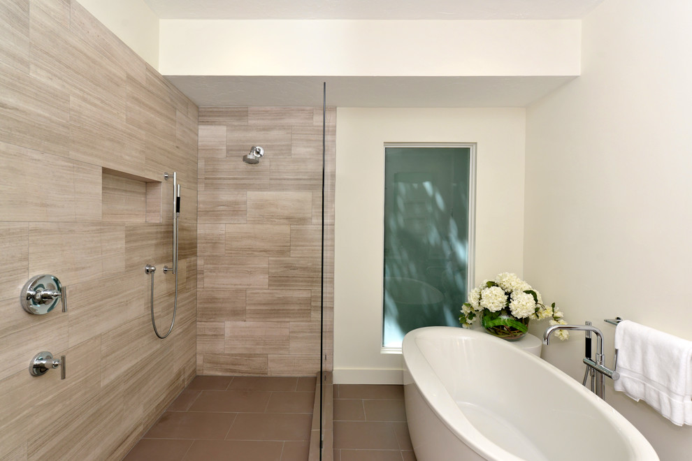Aménagement d'une grande salle de bain principale contemporaine avec un placard à porte plane, des portes de placard blanches, une baignoire indépendante, une douche ouverte, un mur blanc, une vasque et un plan de toilette en quartz modifié.