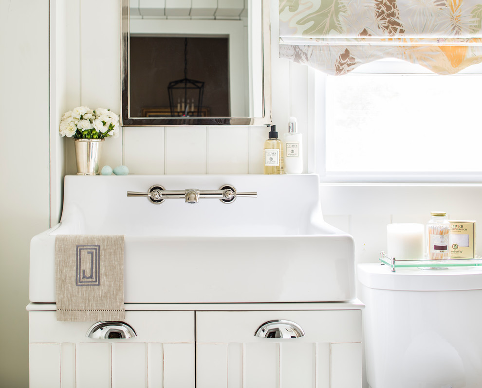 Foto på ett litet rustikt badrum för barn, med möbel-liknande, vita skåp, ett badkar i en alkov, en toalettstol med hel cisternkåpa, grå kakel, marmorkakel, vita väggar, mosaikgolv, ett konsol handfat och grått golv
