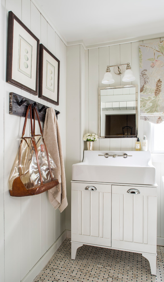 Exemple d'une petite salle de bain montagne pour enfant avec un placard en trompe-l'oeil, des portes de placard blanches, une baignoire en alcôve, WC à poser, un carrelage gris, du carrelage en marbre, un mur blanc, un sol en carrelage de terre cuite, un plan vasque et un sol gris.