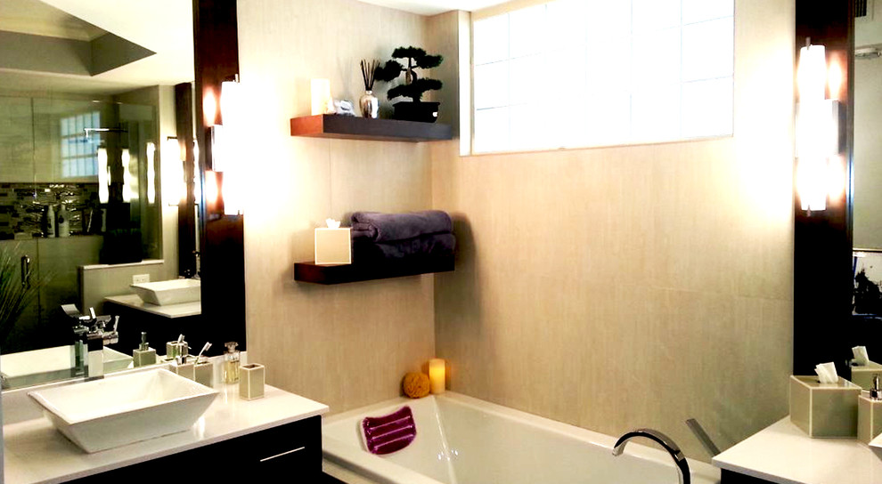 Modern inredning av ett mellanstort en-suite badrum, med skåp i shakerstil, skåp i mörkt trä, ett platsbyggt badkar, en dusch i en alkov, kakel i småsten, beige väggar, ett fristående handfat och bänkskiva i kvarts