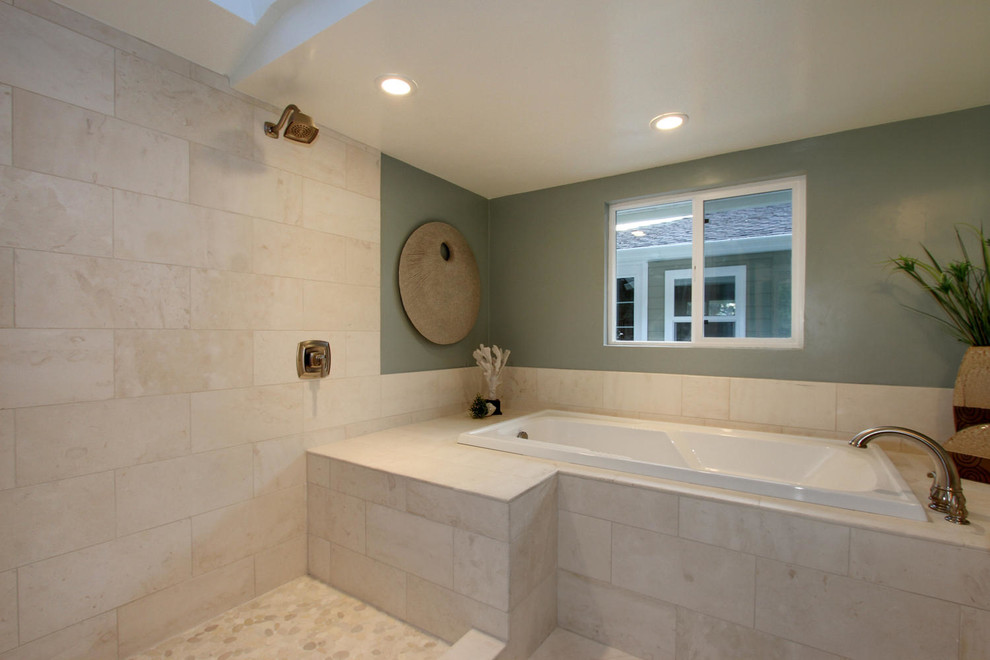 Стильный дизайн: ванная комната в современном стиле с врезной раковиной, плоскими фасадами, столешницей из известняка, накладной ванной, открытым душем, бежевой плиткой и плиткой из листового камня - последний тренд