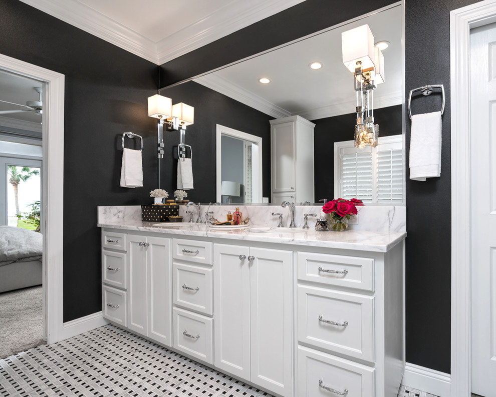 Пример оригинального дизайна: главная ванная комната среднего размера в стиле неоклассика (современная классика) с плоскими фасадами, белыми фасадами, отдельно стоящей ванной, душем в нише, раздельным унитазом, черно-белой плиткой, плиткой мозаикой, черными стенами, полом из мозаичной плитки, врезной раковиной и мраморной столешницей