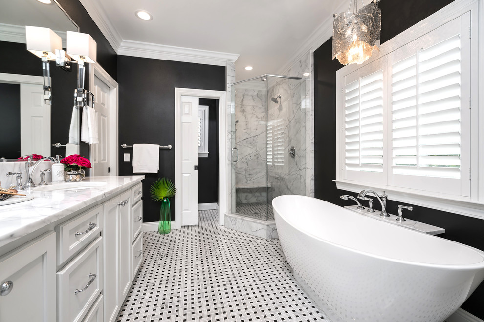На фото: главная ванная комната среднего размера в стиле неоклассика (современная классика) с белыми фасадами, отдельно стоящей ванной, душем в нише, раздельным унитазом, черно-белой плиткой, плиткой мозаикой, черными стенами, полом из мозаичной плитки, врезной раковиной, мраморной столешницей, белым полом, душем с распашными дверями и фасадами с утопленной филенкой с