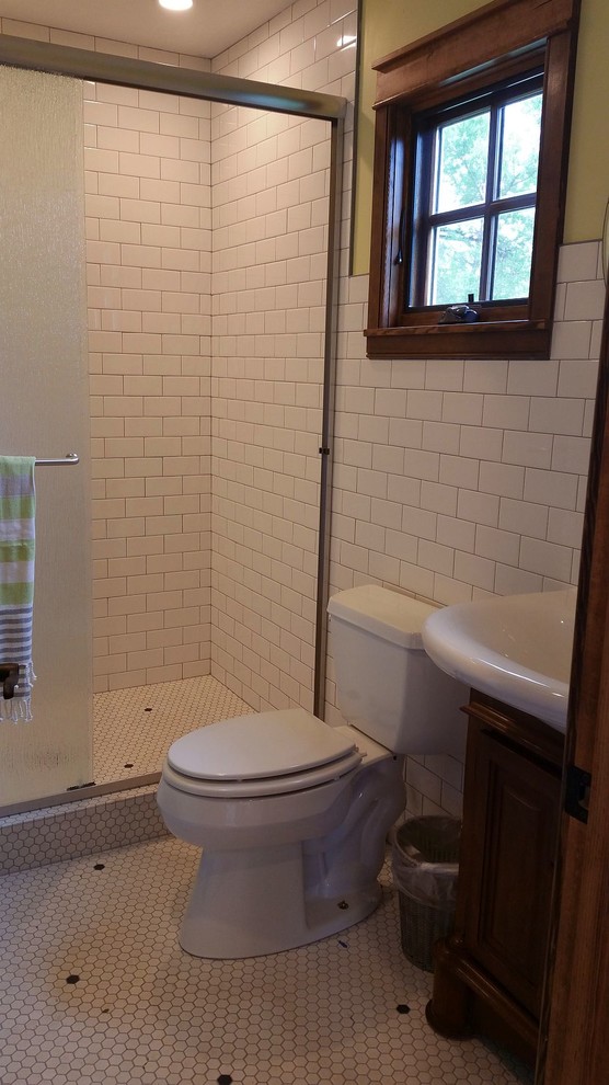 Cette image montre une petite salle de bain rustique en bois brun avec un placard en trompe-l'oeil, WC à poser, un carrelage blanc, des carreaux de céramique, un mur jaune, un sol en carrelage de terre cuite et un lavabo de ferme.