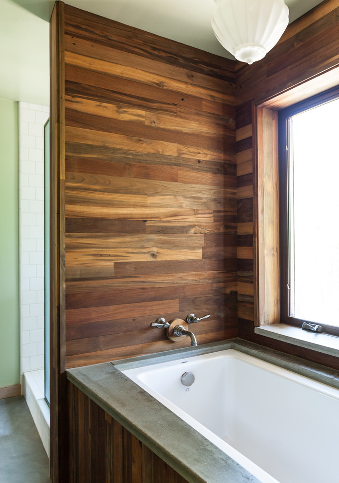 Réalisation d'une petite salle de bain principale design avec un lavabo encastré, une baignoire en alcôve, une douche ouverte, un carrelage blanc, des carreaux de céramique, un mur vert et sol en béton ciré.