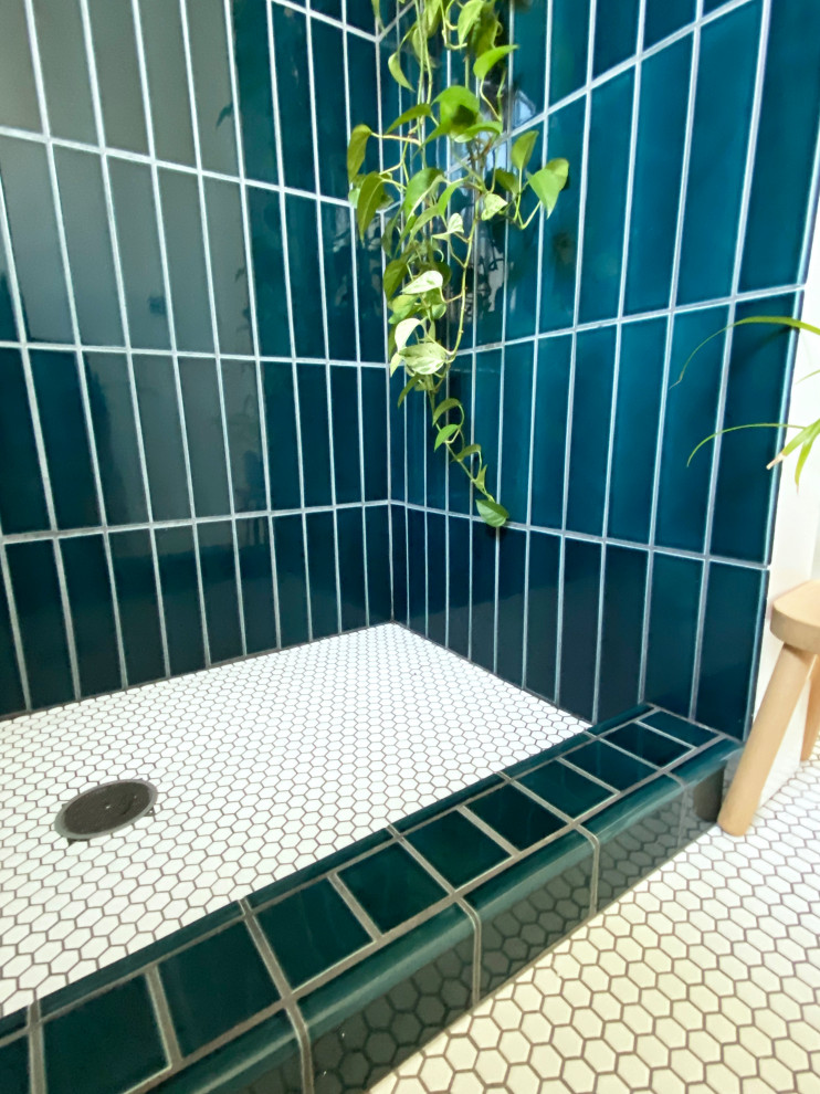 Bild på ett mellanstort 50 tals vit vitt en-suite badrum, med skåp i ljust trä, en dusch i en alkov, blå kakel, keramikplattor, vita väggar, klinkergolv i keramik, vitt golv och med dusch som är öppen