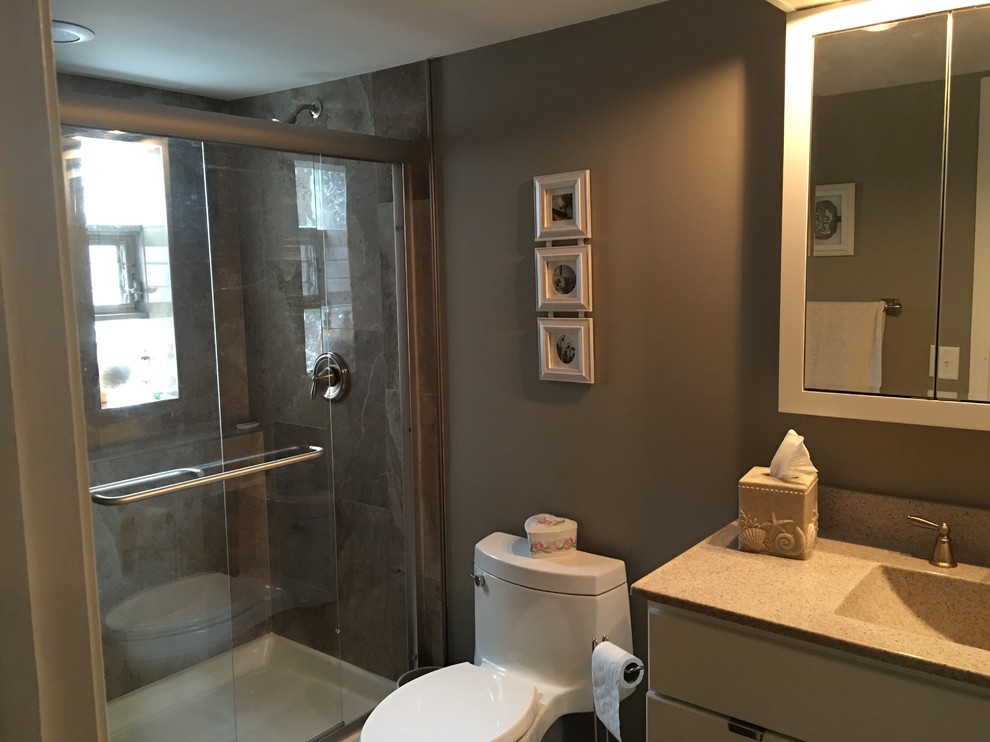 Foto på ett mellanstort vintage badrum med dusch, med släta luckor, vita skåp, en dusch i en alkov, en toalettstol med hel cisternkåpa, flerfärgad kakel, stenhäll, bruna väggar, ett integrerad handfat, granitbänkskiva och dusch med gångjärnsdörr