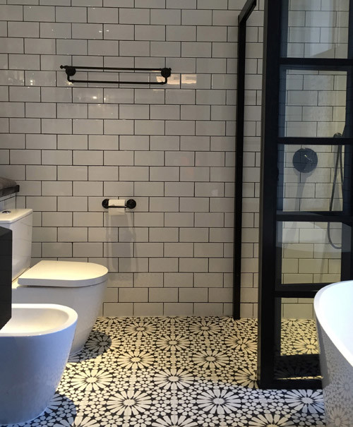 Exemple d'une salle de bain tendance avec carreaux de ciment au sol.