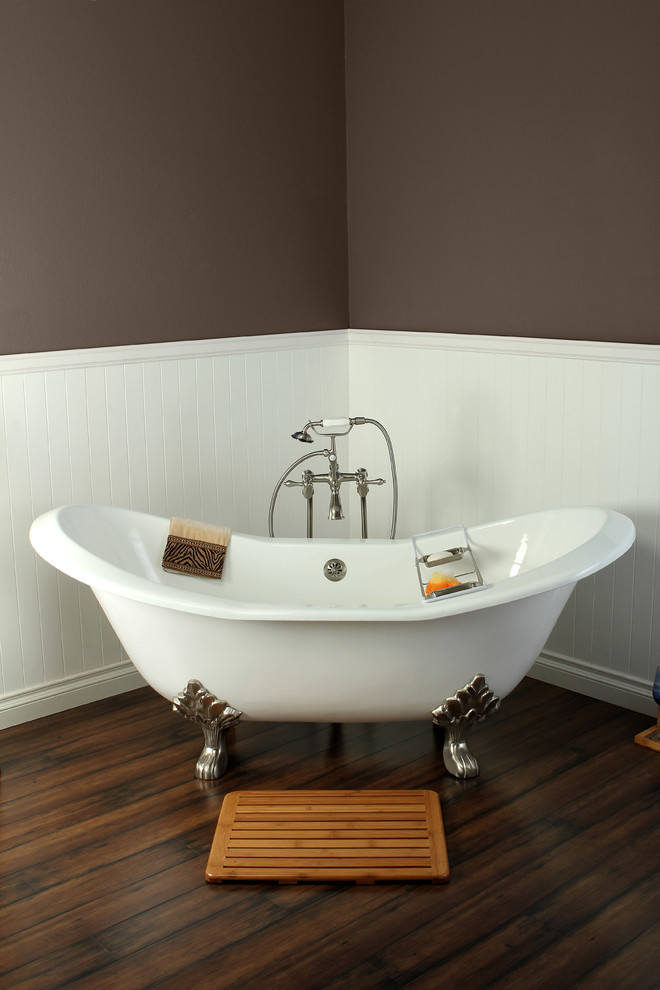 Источник вдохновения для домашнего уюта: ванная комната в классическом стиле с ванной на ножках и открытым душем