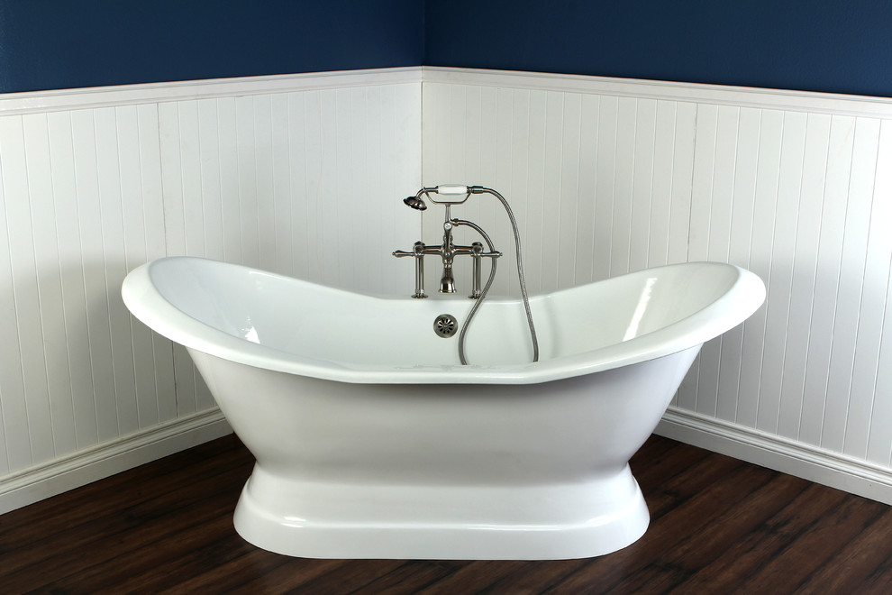 Imagen de cuarto de baño clásico con bañera exenta y ducha abierta