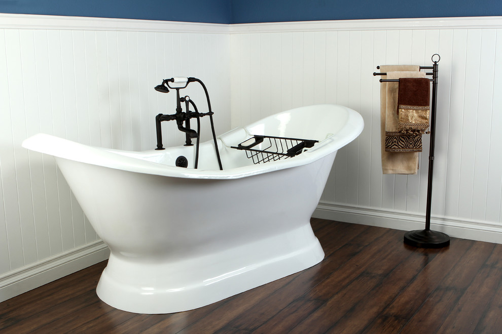 Idéer för vintage badrum, med ett fristående badkar och en öppen dusch