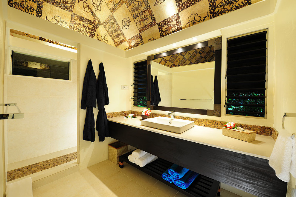 На фото: ванная комната в морском стиле с настольной раковиной, плоскими фасадами, черными фасадами, душем в нише и бежевой плиткой с