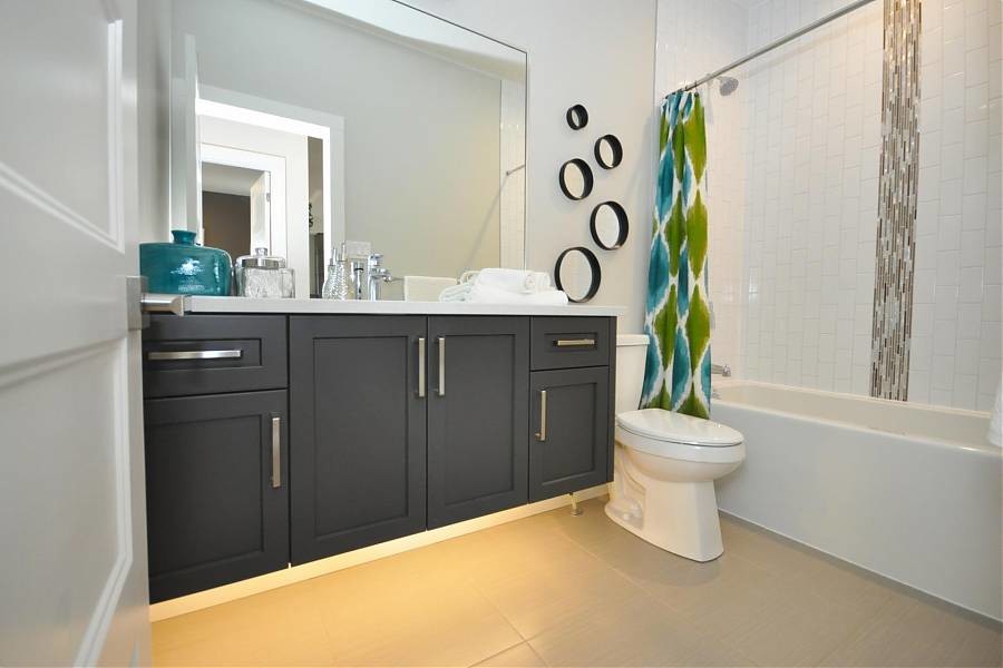 Bathroom - mid-sized contemporary master white tile and subway tile porcelain tile and gray floor bathroom idea in Toronto with shaker cabinets, gray cabinets, a two-piece toilet, gray walls, an undermount sink and quartzite countertops
