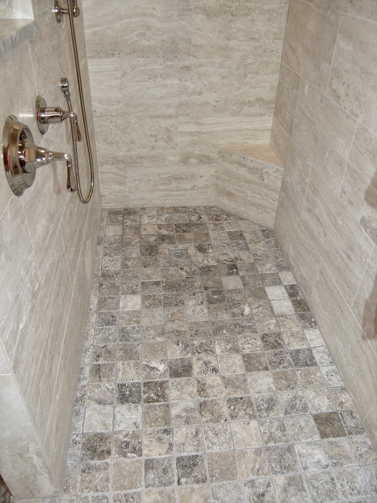Exemple d'une salle de bain principale chic en bois foncé de taille moyenne avec un placard à porte shaker, une douche ouverte, WC séparés, un carrelage gris, du carrelage en travertin, un mur gris, un sol en travertin, un lavabo encastré, un plan de toilette en granite, un sol gris, aucune cabine et un plan de toilette gris.