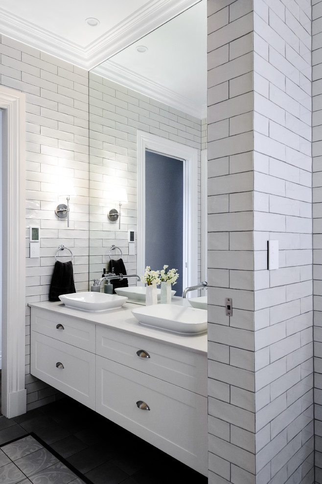 Пример оригинального дизайна: большая главная ванная комната в современном стиле с фасадами в стиле шейкер, белыми фасадами, отдельно стоящей ванной, душем в нише, унитазом-моноблоком, белой плиткой, керамической плиткой, белыми стенами, полом из керамической плитки, раковиной с пьедесталом, столешницей из гранита, серым полом, шторкой для ванной и белой столешницей