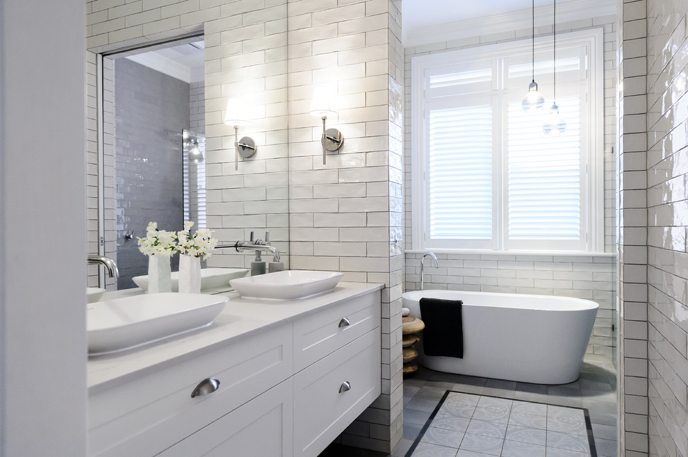 Источник вдохновения для домашнего уюта: большая главная ванная комната в современном стиле с фасадами в стиле шейкер, белыми фасадами, отдельно стоящей ванной, душем в нише, унитазом-моноблоком, белой плиткой, керамической плиткой, белыми стенами, полом из керамической плитки, раковиной с пьедесталом, столешницей из гранита, серым полом, шторкой для ванной и белой столешницей