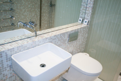 Idéer för små vintage en-suite badrum, med ett väggmonterat handfat, en vägghängd toalettstol, vit kakel, mosaik och marmorgolv