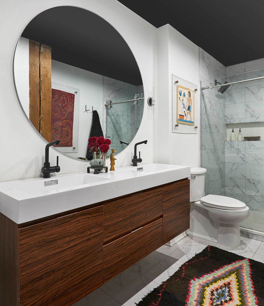 На фото: ванная комната в стиле фьюжн с плоскими фасадами, темными деревянными фасадами, душем в нише, белой плиткой, белыми стенами, монолитной раковиной, белым полом и белой столешницей с