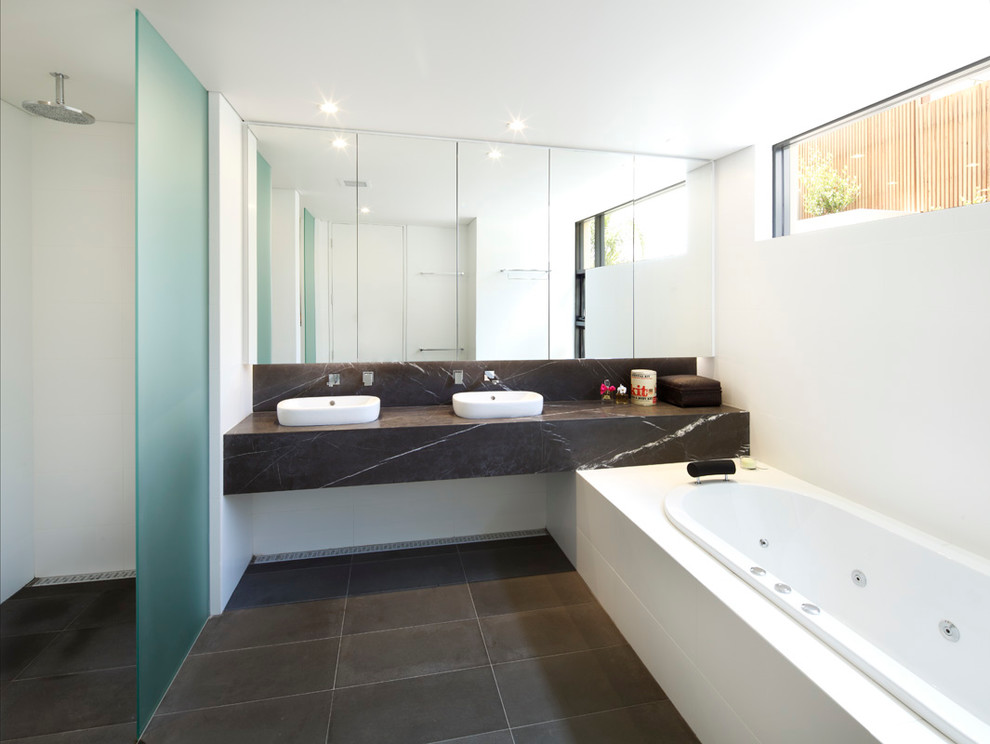 Idéer för mellanstora funkis en-suite badrum, med ett fristående handfat, släta luckor, marmorbänkskiva, ett platsbyggt badkar, en öppen dusch, svart kakel, porslinskakel, vita väggar och klinkergolv i porslin