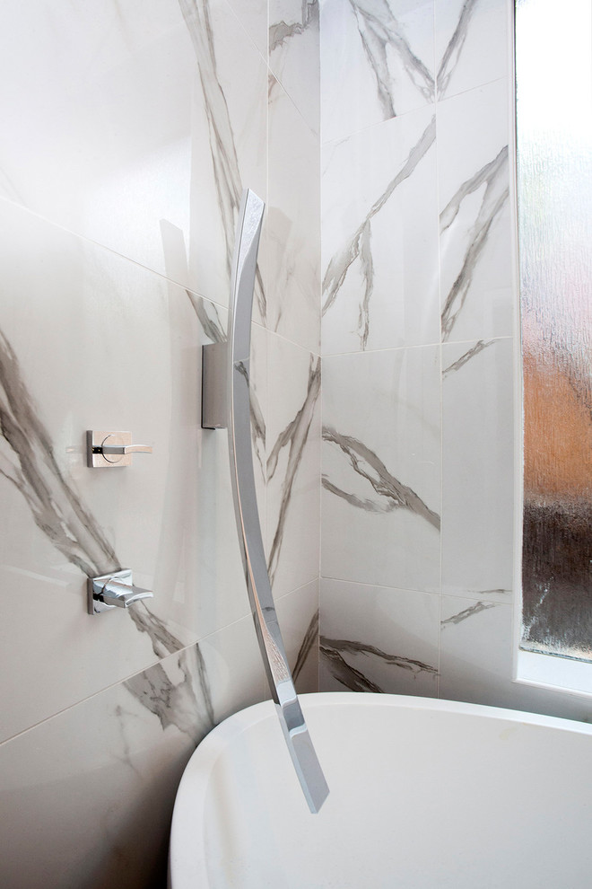 Bild på ett stort funkis grå grått en-suite badrum, med släta luckor, vita skåp, ett fristående badkar, en dusch i en alkov, vit kakel, marmorkakel, vita väggar, skiffergolv, ett undermonterad handfat, marmorbänkskiva, grått golv och dusch med gångjärnsdörr