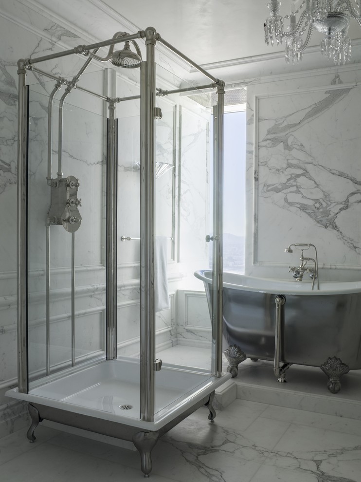 Diseño de cuarto de baño principal tradicional grande con bañera exenta, paredes grises, suelo de mármol, suelo gris y ducha con puerta con bisagras