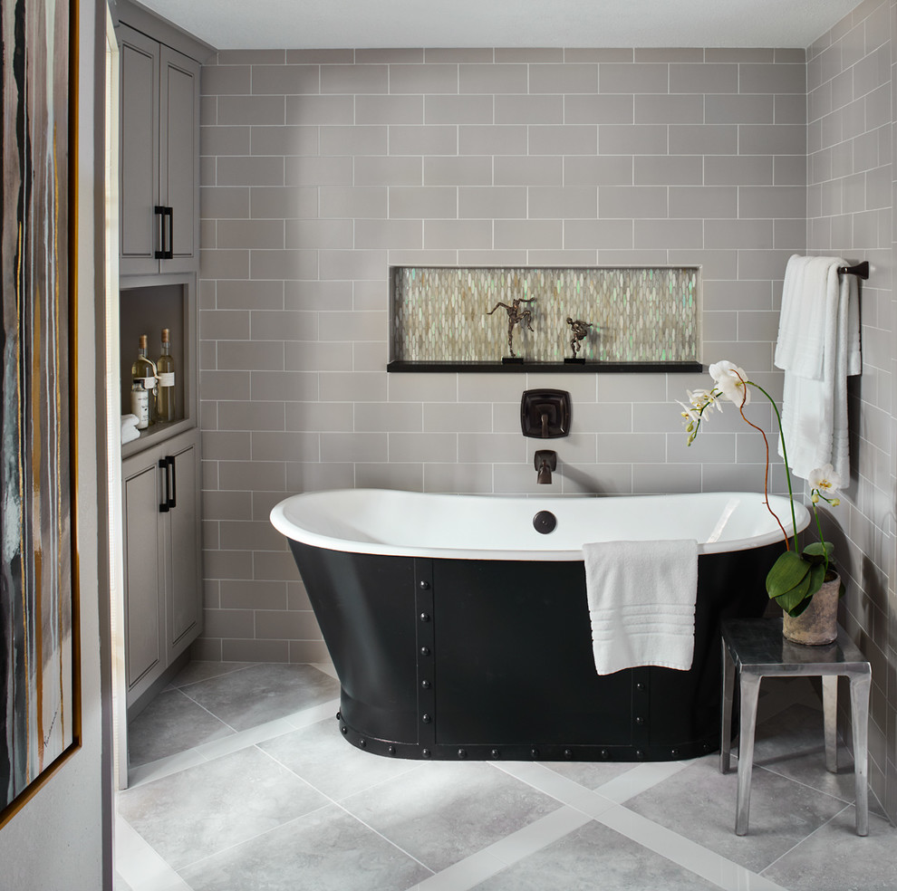 Diseño de cuarto de baño clásico renovado con armarios con paneles empotrados, puertas de armario grises, bañera exenta, baldosas y/o azulejos grises y baldosas y/o azulejos de cemento