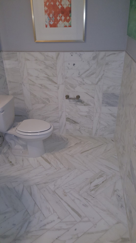 Идея дизайна: ванная комната в современном стиле с белой плиткой и мраморной столешницей