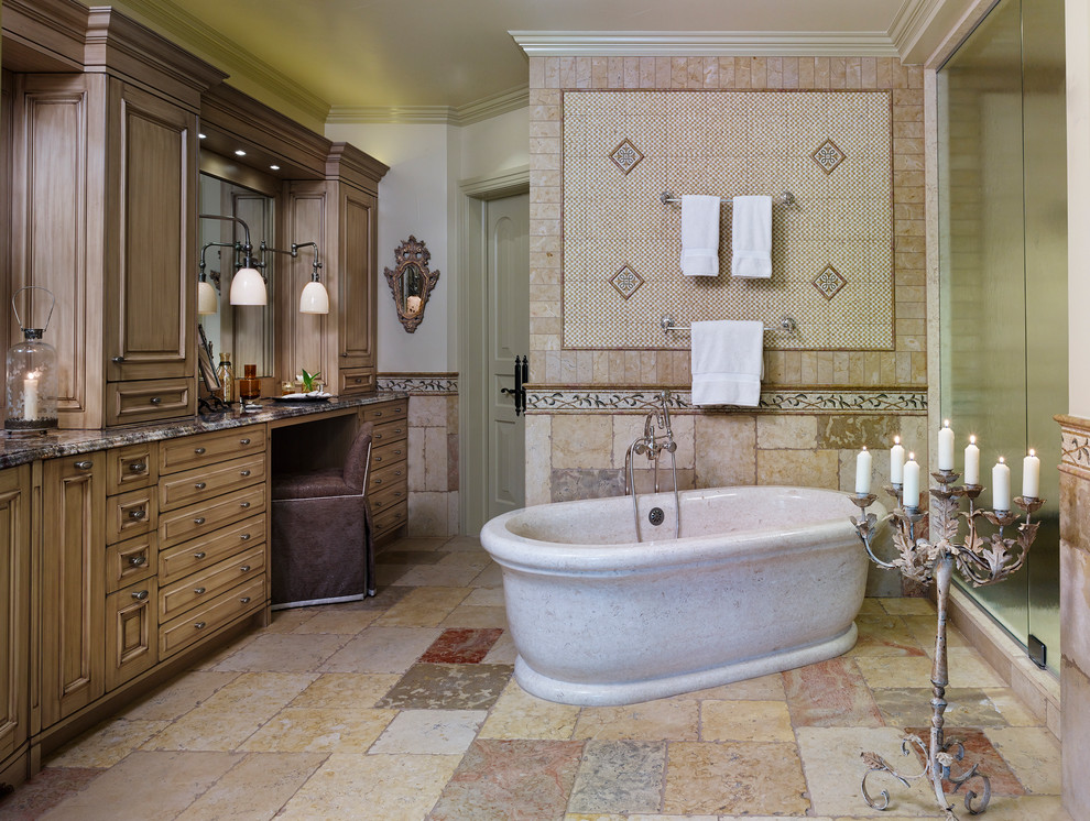 На фото: большая главная ванная комната в средиземноморском стиле с фасадами с выступающей филенкой, фасадами цвета дерева среднего тона, отдельно стоящей ванной, душем в нише, бежевой плиткой и бежевыми стенами