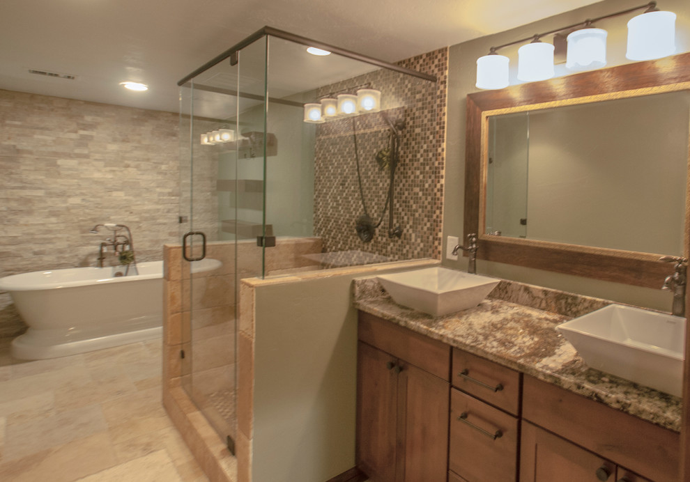 Ejemplo de cuarto de baño rústico grande con paredes verdes y suelo de piedra caliza