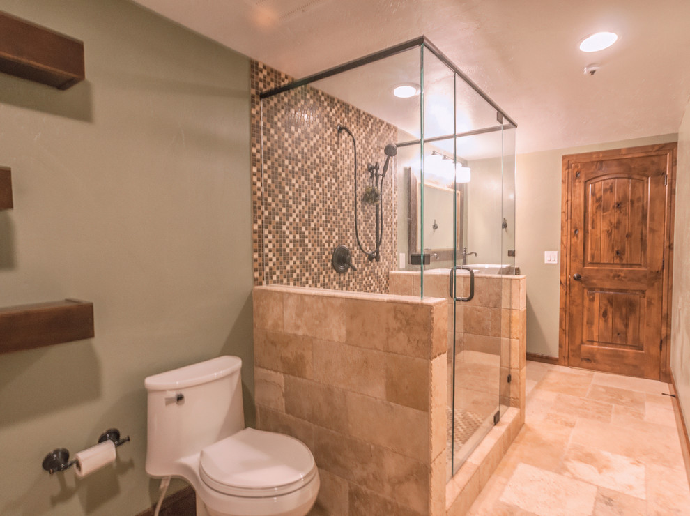 На фото: большая ванная комната в стиле рустика с зелеными стенами и полом из известняка