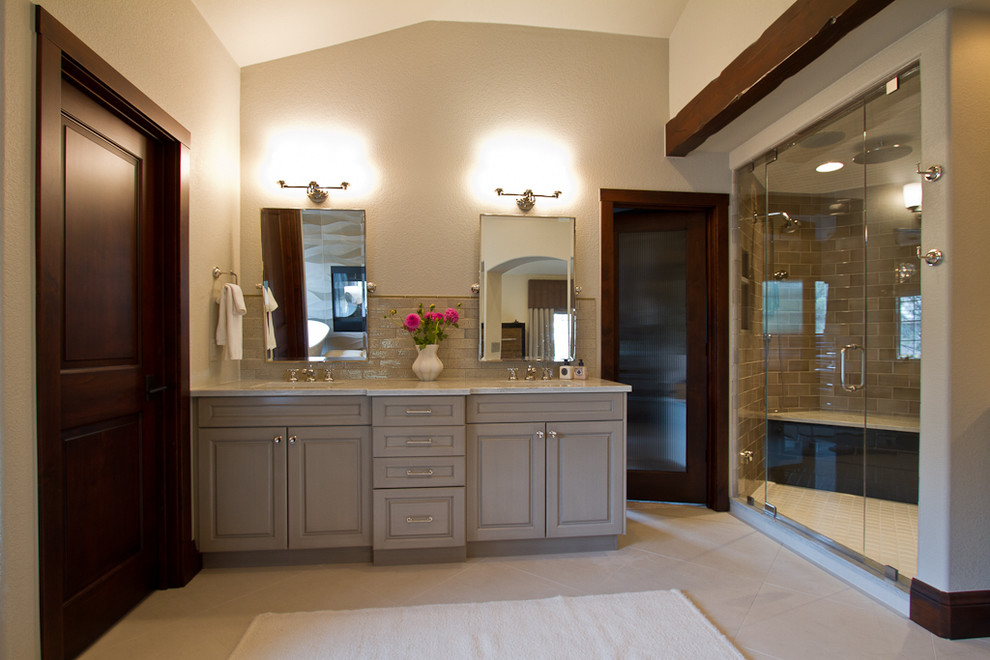 Источник вдохновения для домашнего уюта: большая главная ванная комната в стиле рустика с фасадами с выступающей филенкой, серыми фасадами, отдельно стоящей ванной, душем в нише, коричневой плиткой, плиткой кабанчик, серыми стенами, полом из керамогранита, врезной раковиной, столешницей из кварцита, бежевым полом и душем с распашными дверями
