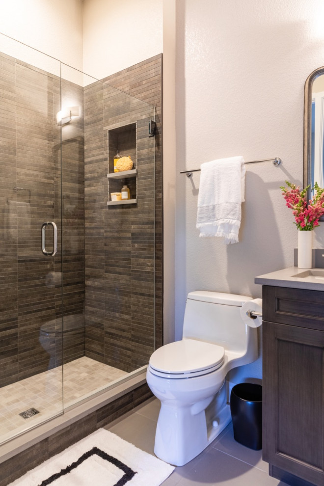 Immagine di una stanza da bagno padronale contemporanea di medie dimensioni con vasca da incasso, vasca/doccia e lavabo sottopiano