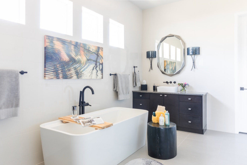 Foto di una stanza da bagno padronale design di medie dimensioni con vasca da incasso, vasca/doccia e lavabo sottopiano