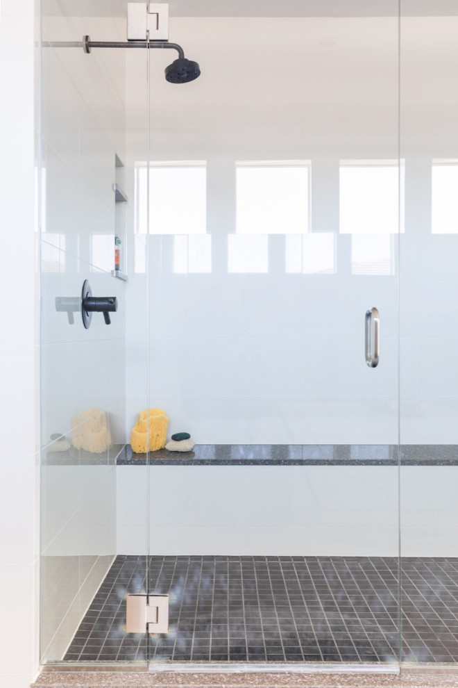 Diseño de cuarto de baño principal actual de tamaño medio con bañera encastrada, combinación de ducha y bañera y lavabo bajoencimera