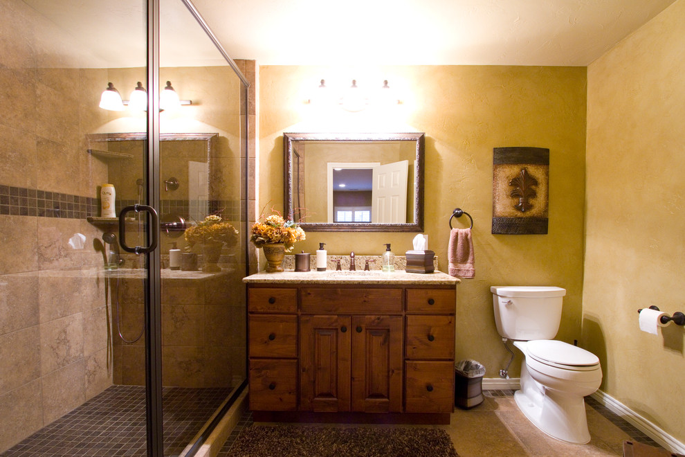 Idéer för att renovera ett stort rustikt badrum med dusch, med luckor med upphöjd panel, en dusch i en alkov, en toalettstol med separat cisternkåpa, klinkergolv i porslin, ett undermonterad handfat, granitbänkskiva, skåp i mörkt trä, brun kakel, porslinskakel och gula väggar