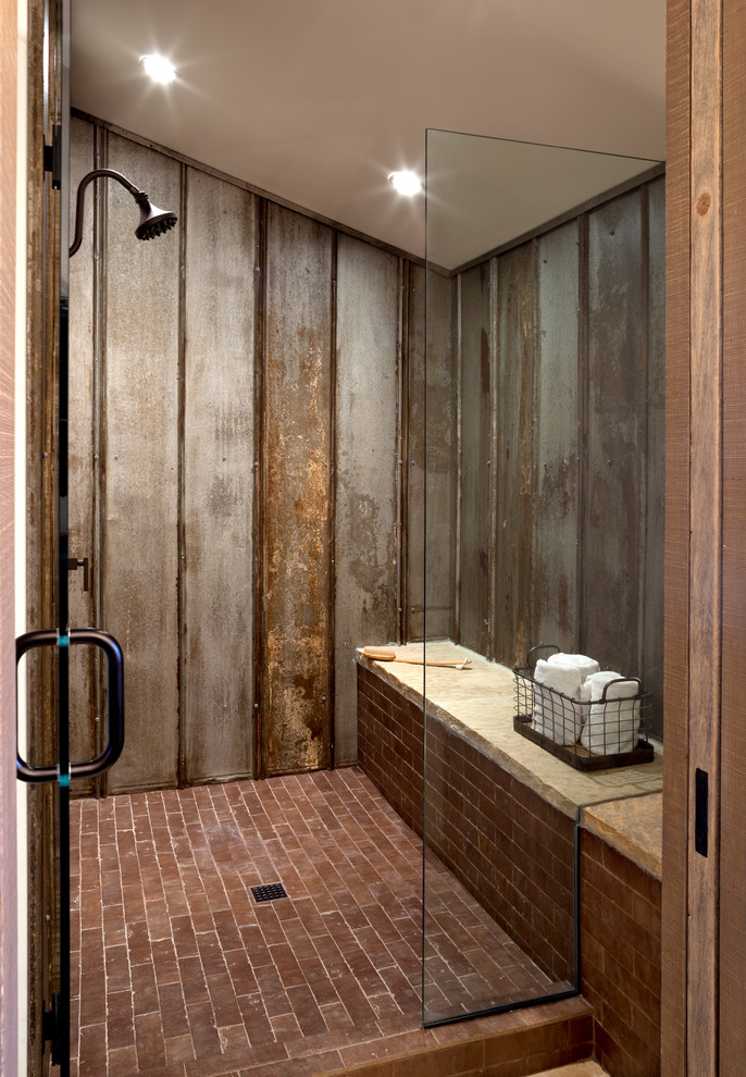 デンバーにあるお手頃価格の中くらいなカントリー風のおしゃれな浴室 (オープン型シャワー、グレーのタイル、メタルタイル、白い壁、レンガの床) の写真