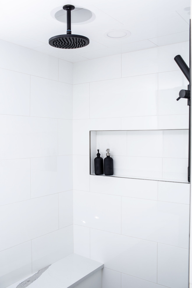 Стильный дизайн: огромная главная ванная комната в стиле модернизм с плоскими фасадами, белыми фасадами, отдельно стоящей ванной, угловым душем, унитазом-моноблоком, белой плиткой, керамической плиткой, белыми стенами, полом из керамогранита, врезной раковиной, столешницей из искусственного кварца, серым полом, душем с распашными дверями и белой столешницей - последний тренд