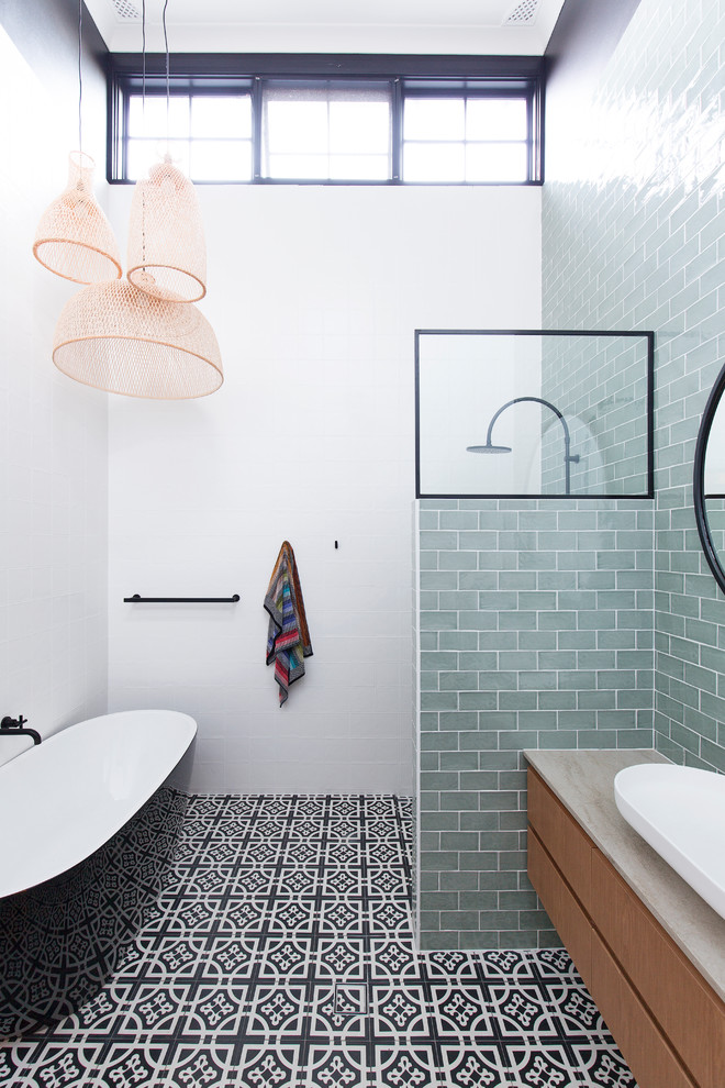 Réalisation d'une salle de bain design avec une douche ouverte.