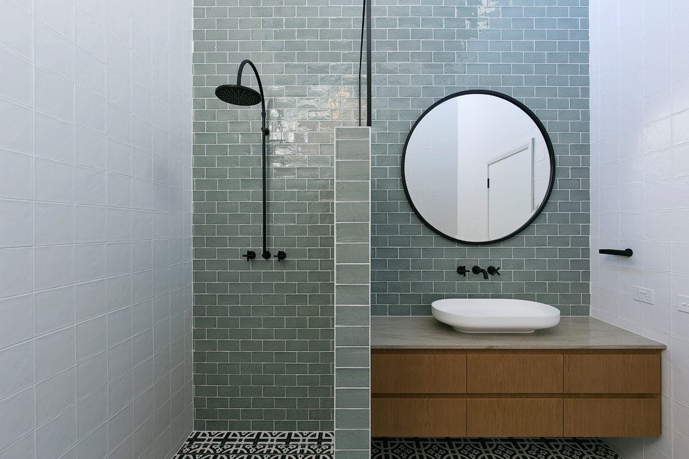 Diseño de cuarto de baño actual con ducha abierta