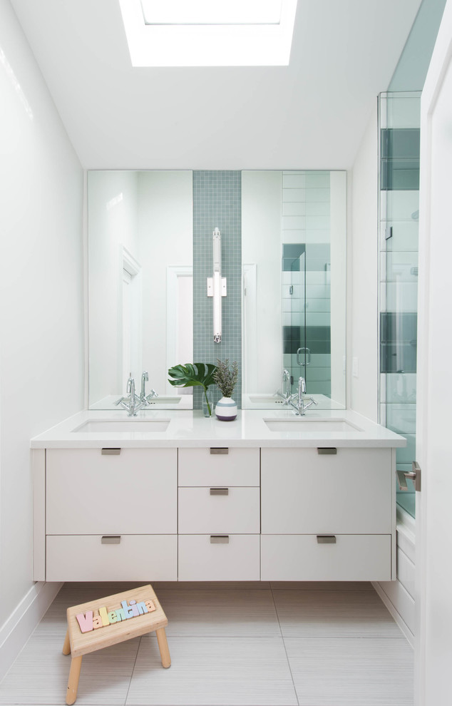 Castlefield Residence Modern Bathroom Toronto by Carriage Lane