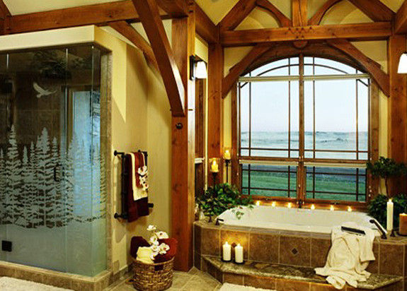 Cette photo montre un grand sauna montagne en bois brun avec un placard à porte plane, une baignoire posée, WC séparés, un carrelage beige, des carreaux de porcelaine, un mur beige, un sol en carrelage de porcelaine, un lavabo encastré et un plan de toilette en granite.